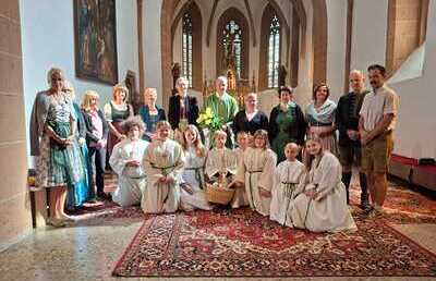 Jubilar mit Pfarrgemeinderäten und Minis