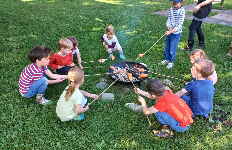 Über offenen Feuer grillten wir unsere Jause.